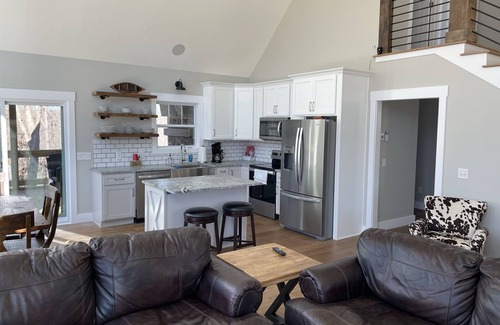 Lindseyville Cabina | Nolin Lake Lakehouse Vacation Rental - Newly Built