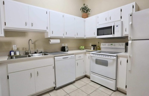 Gainesville Apartamento | Nomad Retreat 🧿 King Bed Boutique Condo w Garage