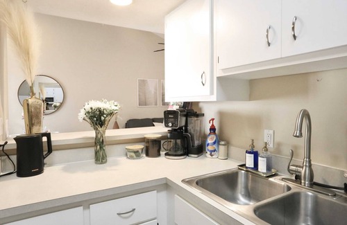 Gainesville Apartamento | Nomad Retreat 🧿 King Bed Boutique Condo w Garage