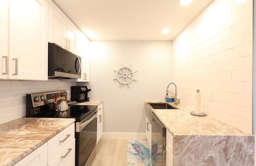 Siesta Key Cabaña | Nook Cottage Across street from beach and Heated Pool