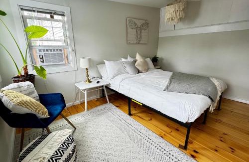 Carleton Place Apartamento | NookSide Nest 2 bedroom Upstairs suite King, Queen, Kitchenette, Parking