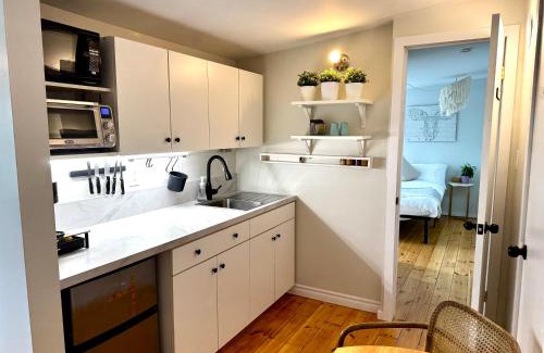 Carleton Place Apartamento | NookSide Nest 2 bedroom Upstairs suite King, Queen, Kitchenette, Parking