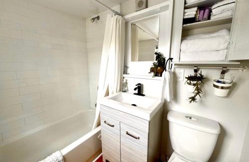 Carleton Place Apartamento | NookSide Nest 2 bedroom Upstairs suite King, Queen, Kitchenette, Parking