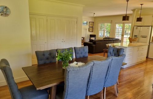Woodend Casa | Noonan House. 5 minute walk to the centre of town. Spacious home on half acre.