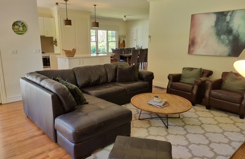 Woodend Casa | Noonan House. 5 minute walk to the centre of town. Spacious home on half acre.