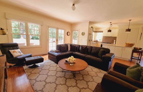 Woodend Casa | Noonan House. 5 minute walk to the centre of town. Spacious home on half acre.