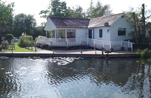 Horning Casa | NOOSA SOUND SUPERB WATERSIDE BUNGALOW IN HORNING VILLAGE ON THE NORFOLK BROADS