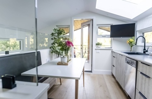 Ucluelet Cabina | Nootka Cabin-Couples Getaway, Modern I OD Shower