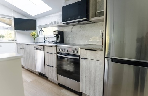 Ucluelet Cabina | Nootka Cabin-Couples Getaway, Modern I OD Shower