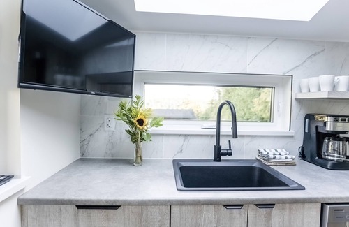 Ucluelet Cabina | Nootka Cabin-Couples Getaway, Modern I OD Shower