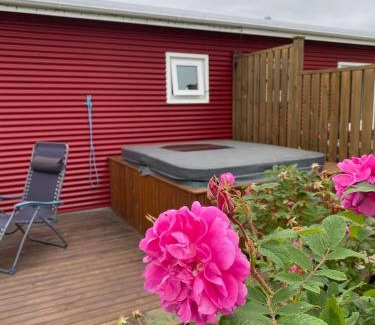 Fludir Apartamento | Norðurhof 5 845 Flúðir with private hot tube