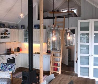 Svolvaer Casa | Nora's Waterfront Cabin
