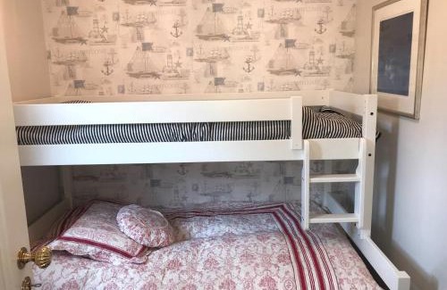 Svolvaer Casa | Nora's Waterfront Cabin