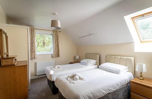 Farley Casa | Norbury, woodland lodge with hot tub for 12
