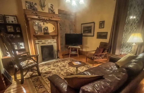 Upper Peninsula Michigan Apartamento | Nordic Belle Retreat 1896 lower level Queen Anne Victorian
