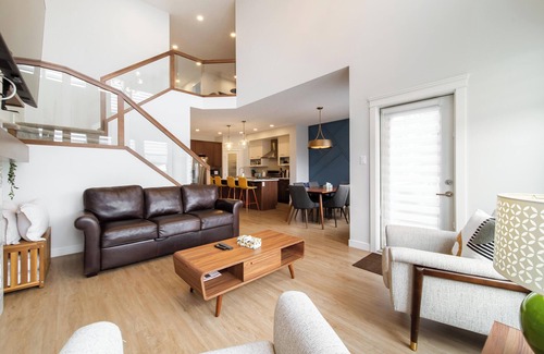 West Edmonton Casa | Nordic Retreat near WEM | Hot Tub, 2 Kitchens, 3 Lounges Sleeps 14