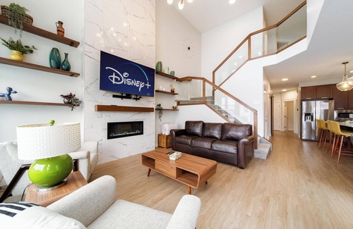 West Edmonton Casa | Nordic Retreat near WEM | Hot Tub, 2 Kitchens, 3 Lounges Sleeps 14