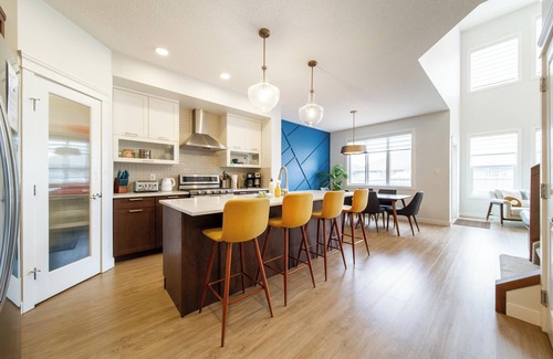 West Edmonton Casa | Nordic Retreat near WEM | Hot Tub, 2 Kitchens, 3 Lounges Sleeps 14