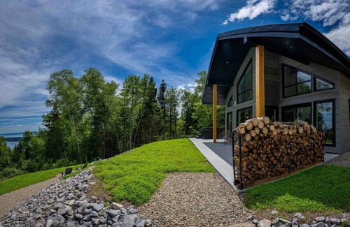 Les Eboulements Chalet De Esquí | Nordik Emma 157: Riverfront Bliss & Spa Sanctuary