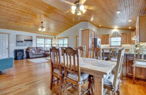 Elizabeth Casa | Norfork Lake Access Cabin with Deck and Water View!