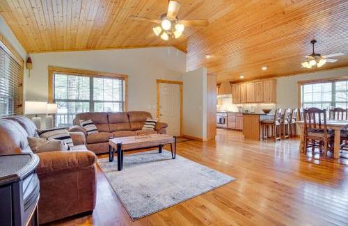 Elizabeth Casa | Norfork Lake Access Cabin with Deck and Water View!