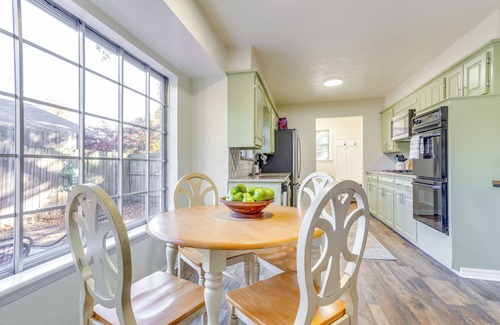 Norman Cabaña | Norman Home w/ Fenced Yard & Grill: 1 Mi to OU!