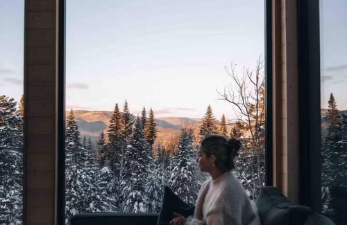 Lac Beauport Casa | NØRR - King Beds, Spa and Mountain Views