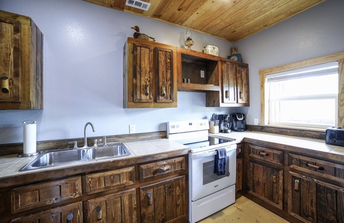 Big Creek Cabina | Norris Lake Cabin on 140 acre ranch, pond, Mountain views, 1 mi to Lake access.