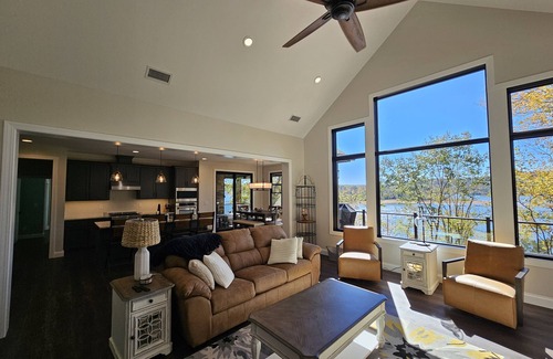 La Follette Casa | Ultimate Lakefront Retreat-Private Dock-Amazing Amenities-Year Round Water