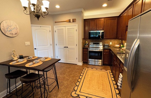 Andersonville Condominio | Norris Nook-1 bedroom lakeview condo at Waterside Marina, near "The Loyston"