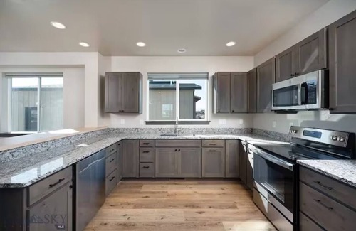 Ennis Casa | North 40 Farmhouse with Game Garage!