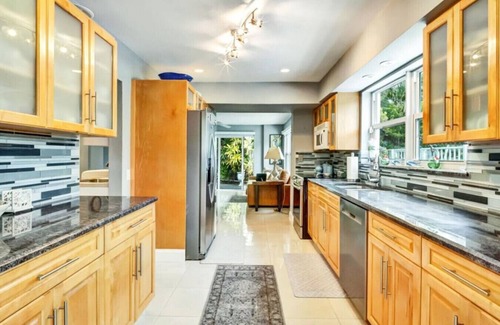 Lauderdale Beach Casa | North Beach Retreat - pool, park & ocean