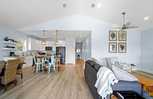 Port St. Joe Cabaña | North Cape Gem| Pool | Pet-Friendly| 3 Min Walk to Beach | Grill