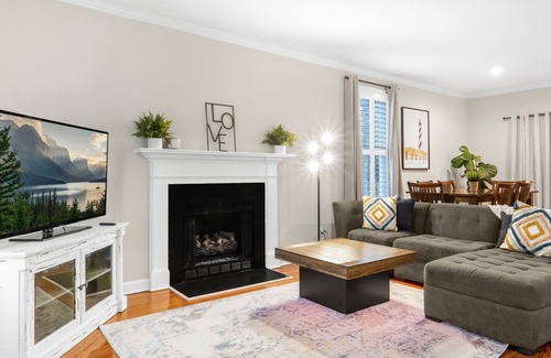 Old Irving Park Casa | North Carolina house