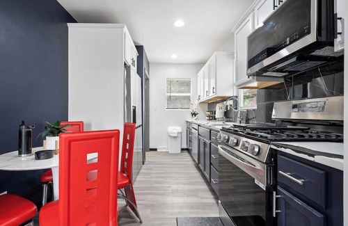 North Chicago Casa | North Chi Retreat-Near Navel base-Sauna,Pool, Airhokey, grill,King bed,Tikki Bar