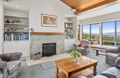 Shakespeare Bay Casa | NORTH COB - FAIRHALL HOLIDAY HOME, with hot tub in Blenheim