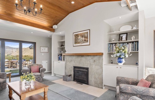 Shakespeare Bay Casa | NORTH COB - FAIRHALL HOLIDAY HOME, with hot tub in Blenheim