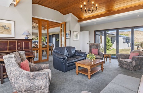 Shakespeare Bay Casa | NORTH COB - FAIRHALL HOLIDAY HOME, with hot tub in Blenheim
