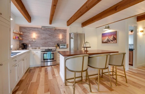North Conway Casa | North Conway Townhome with Private Hot Tub and Deck!