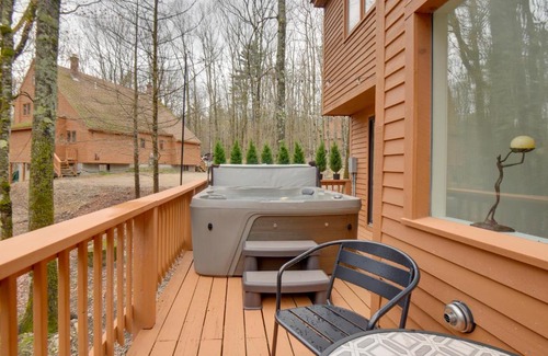 North Conway Casa | North Conway Townhome with Private Hot Tub and Deck!