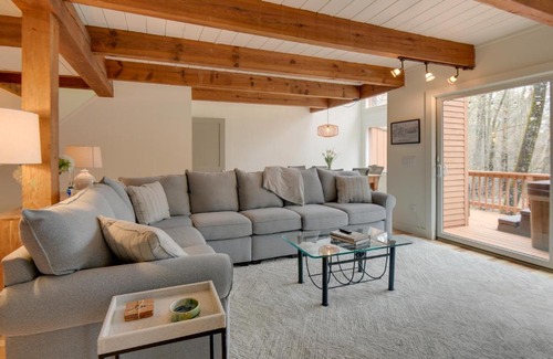 North Conway Casa | North Conway Townhome with Private Hot Tub and Deck!
