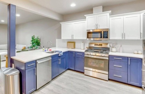 Sunset Casa | North End/Stay in Boise’s coveted North End! This 4BR/3BA retreat blends modern style with Boise Blue charm. Minutes from downtown, Hyde Park, Camel’s Back Park, and the Greenbelt. Relax in the backyard oasis.
