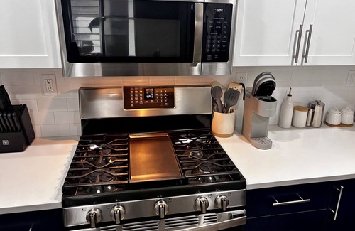 Sunset Casa | North End/Stay in Boise’s coveted North End! This 4BR/3BA retreat blends modern style with Boise Blue charm. Minutes from downtown, Hyde Park, Camel’s Back Park, and the Greenbelt. Relax in the backyard oasis.