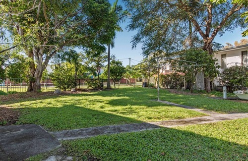 Noosaville Cabaña | NORTH FACING QUEENSLANDER, PIEDRAS LANZADAS AL RÍO