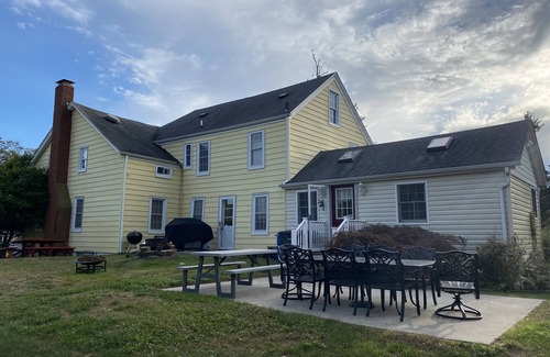 Southold Casa | North Fork 7 Bedroom Farmhouse Escape