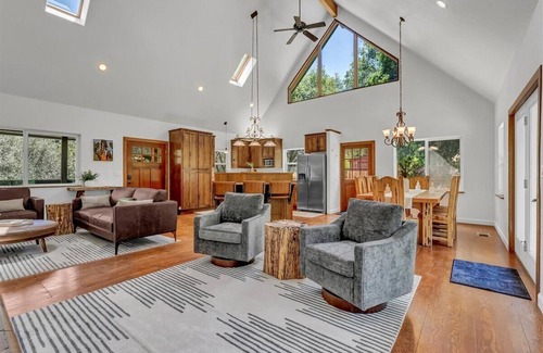 Kaweah Casa | North Fork Hideaway ~ Sleeps 14! WiFi, AC, Spacious home in Three Rivers