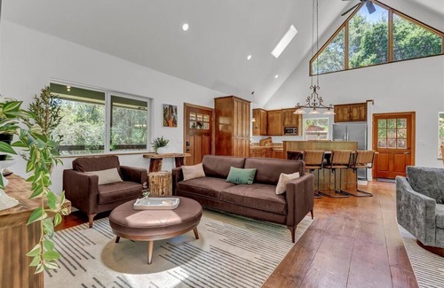 Kaweah Casa | North Fork Hideaway ~ Sleeps 14! WiFi, AC, Spacious home in Three Rivers