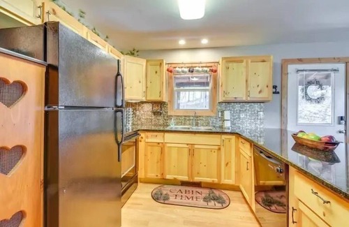 Blairsville Cabina | North Georgia Mountain Getaway: 3 BR/3 BA, Fire Pit & Game Room