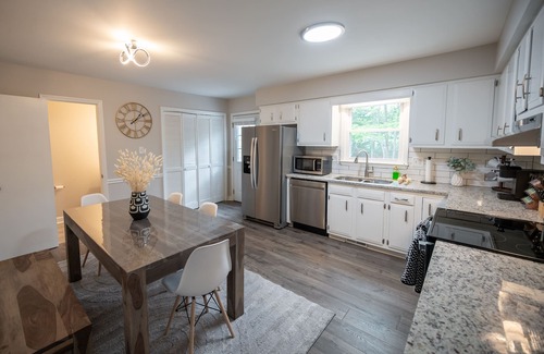 North Raleigh Casa | North Hills Oasis- 5mins from North Hills, Newly Renovated, Two En Suites!
