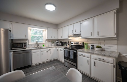 North Raleigh Casa | North Hills Oasis- 5mins from North Hills, Newly Renovated, Two En Suites!